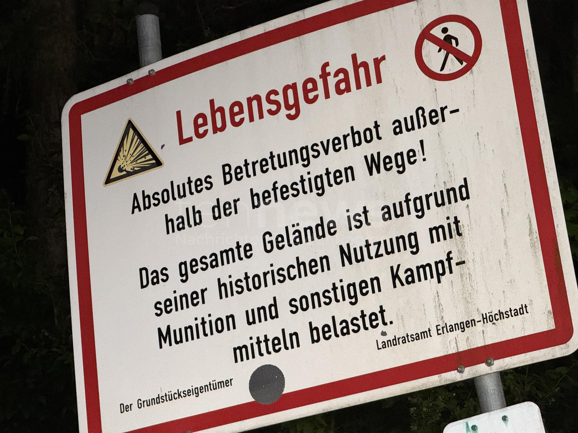 ERLANGEN - 🔥 Dramatischer Waldbrand im Tennenloher Forst! 40.000 Quadratmeter Wald zerstört, tausende Wildtiere in Gefahr. Rettungsteams warten auf Freigabe - Munitionsbelastung erschwert Rettungsaktion! 🦌