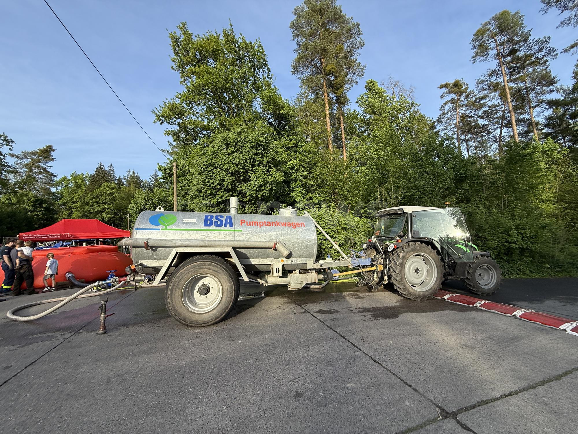 ERLANGEN - 🔥 Großer Waldbrand im Tennenloher Forst! Katastrophenfall am Freitag (02.05.2025) ausgerufen. 40.000 Quadratmeter in Flammen, Munitionsgefahr erschwert Löscharbeiten! 🚁