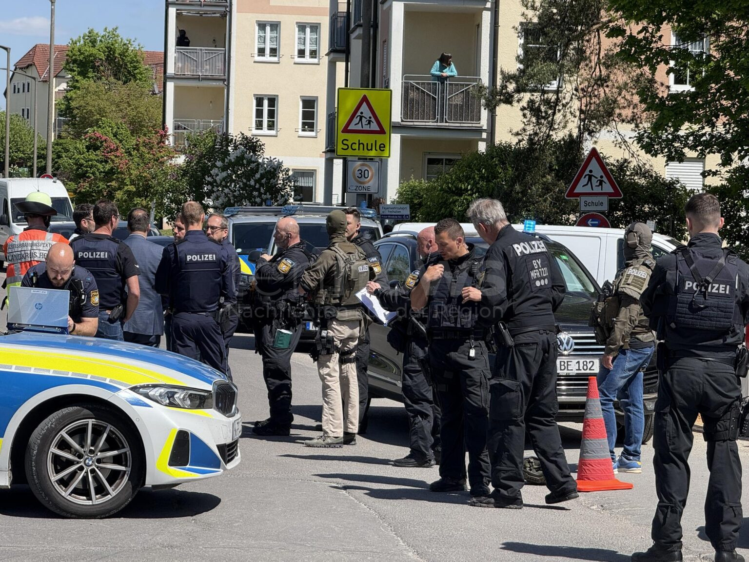 ROTH - 🚨 Verdächtige Person mit Waffe nahe Schule gemeldet, Polizei im Großeinsatz. Evakuierte Schüler erhalten psychische Betreuung 🚓