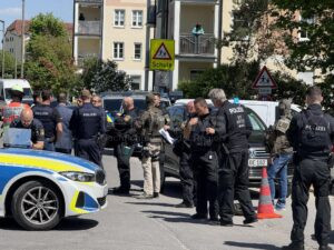 ROTH - 🚨 Verdächtige Person mit Waffe nahe Schule gemeldet, Polizei im Großeinsatz. Evakuierte Schüler erhalten psychische Betreuung 🚓