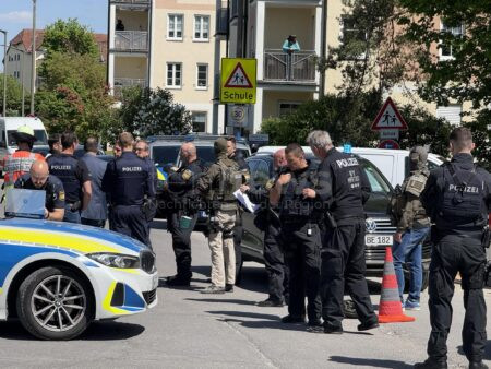 ROTH - 🚨 Verdächtige Person mit Waffe nahe Schule gemeldet, Polizei im Großeinsatz. Evakuierte Schüler erhalten psychische Betreuung 🚓