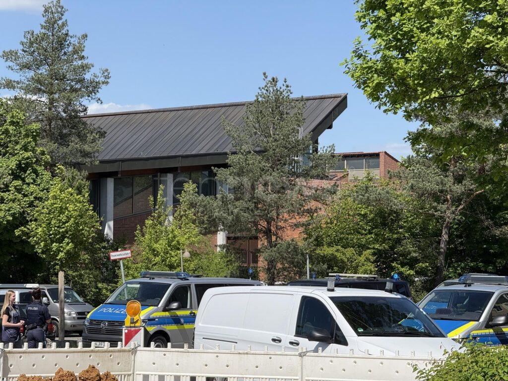 ROTH - 🚨 Verdächtige Person mit Waffe nahe Schule gemeldet, Polizei im Großeinsatz. Evakuierte Schüler erhalten psychische Betreuung 🚓