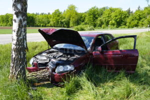 KARLSHULD - 🚗 Heftiger Unfall am Mittwoch (30.04.2025) auf Kreisstraße ND 18! 19-Jähriger gerät beim Überholen von Fahrbahn ab und kracht gegen Baum. Fahrer leicht verletzt! 🚑