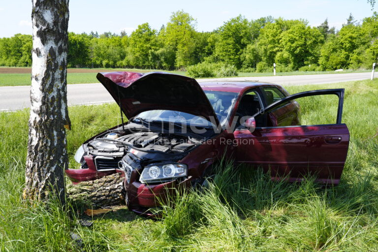 KARLSHULD - 🚗 Heftiger Unfall am Mittwoch (30.04.2025) auf Kreisstraße ND 18! 19-Jähriger gerät beim Überholen von Fahrbahn ab und kracht gegen Baum. Fahrer leicht verletzt! 🚑