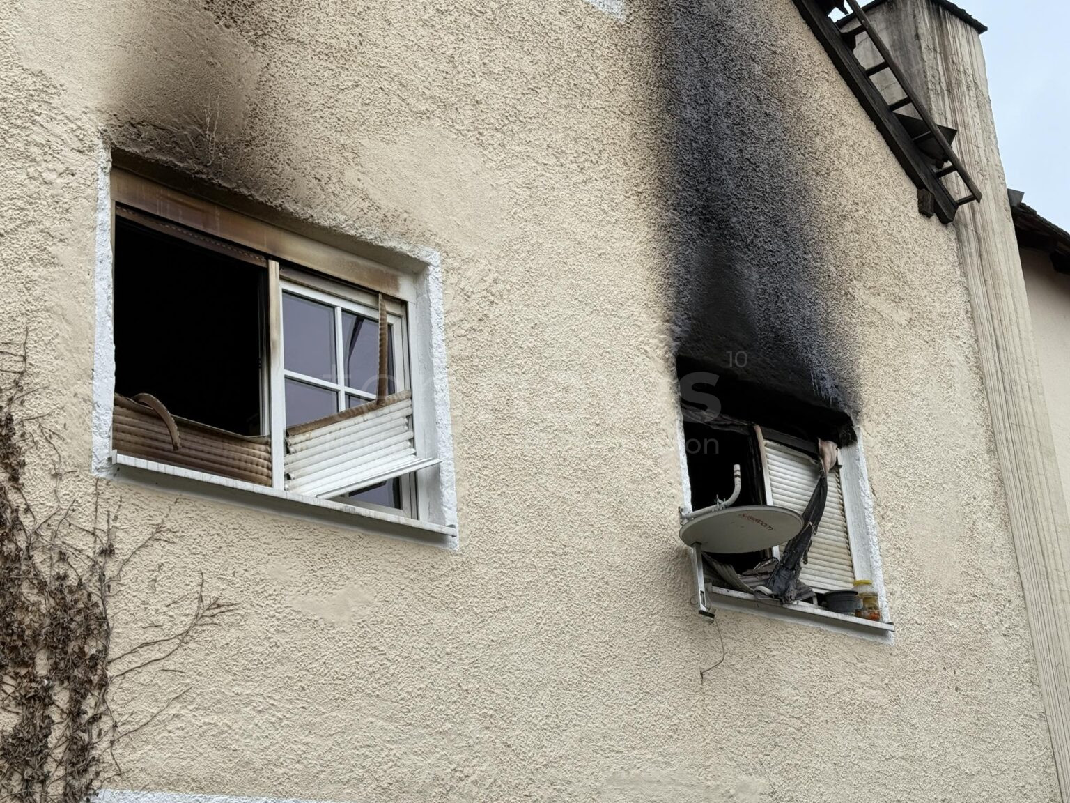 ELSENDORF - 🔥 Zimmerbrand am Sonntagmorgen (25.05.2025) in Appersdorf! Flammen schlagen aus Fenster - 80 Feuerwehrleute im Einsatz, alle Anwohner gerettet! 🚒