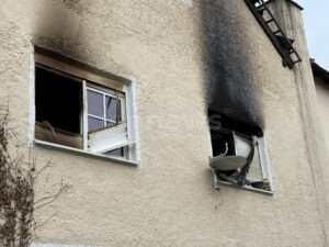 ELSENDORF - 🔥 Zimmerbrand am Sonntagmorgen (25.05.2025) in Appersdorf! Flammen schlagen aus Fenster - 80 Feuerwehrleute im Einsatz, alle Anwohner gerettet! 🚒