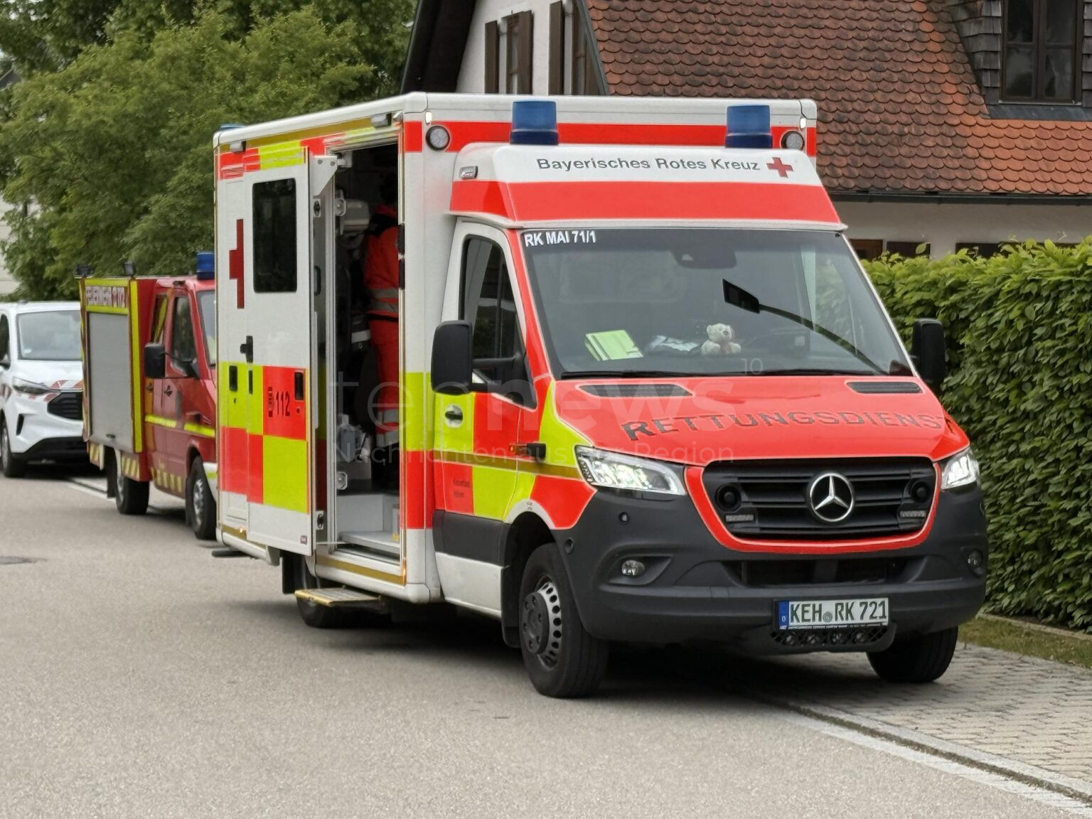 EITENSHEIM - 💥 Unfall auf B13 am Donnerstag (29.05.2025)! Frau (57) übersieht beim Abbiegen Gegenverkehr - 12.000 Euro Schaden! 🚑