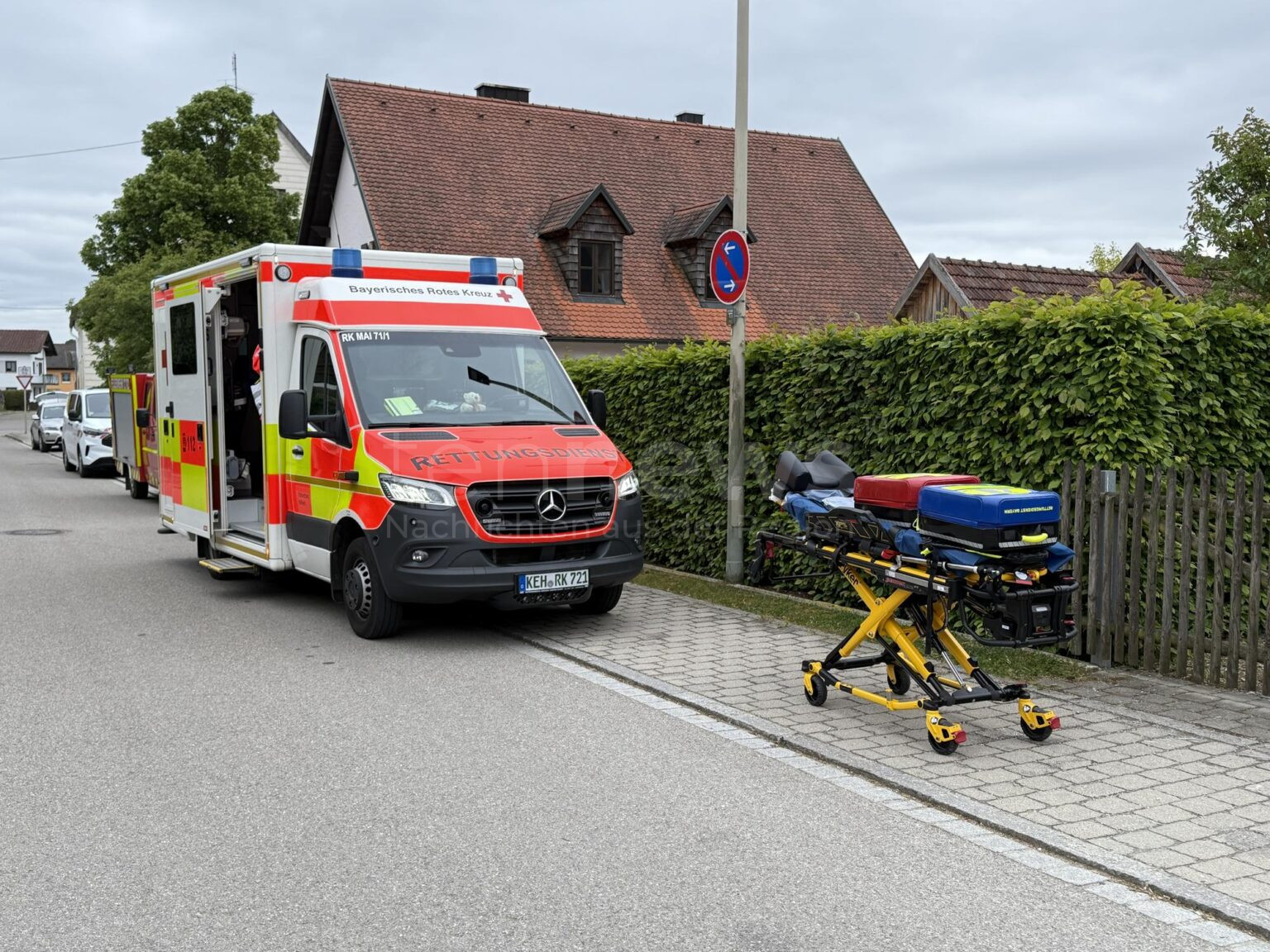 KÖNIGSMOOS - 🪜 Arbeitsunfall am Mittwoch (04.06.2025)! Arbeiter (53) stürzt drei Meter von Leiter! 🚑