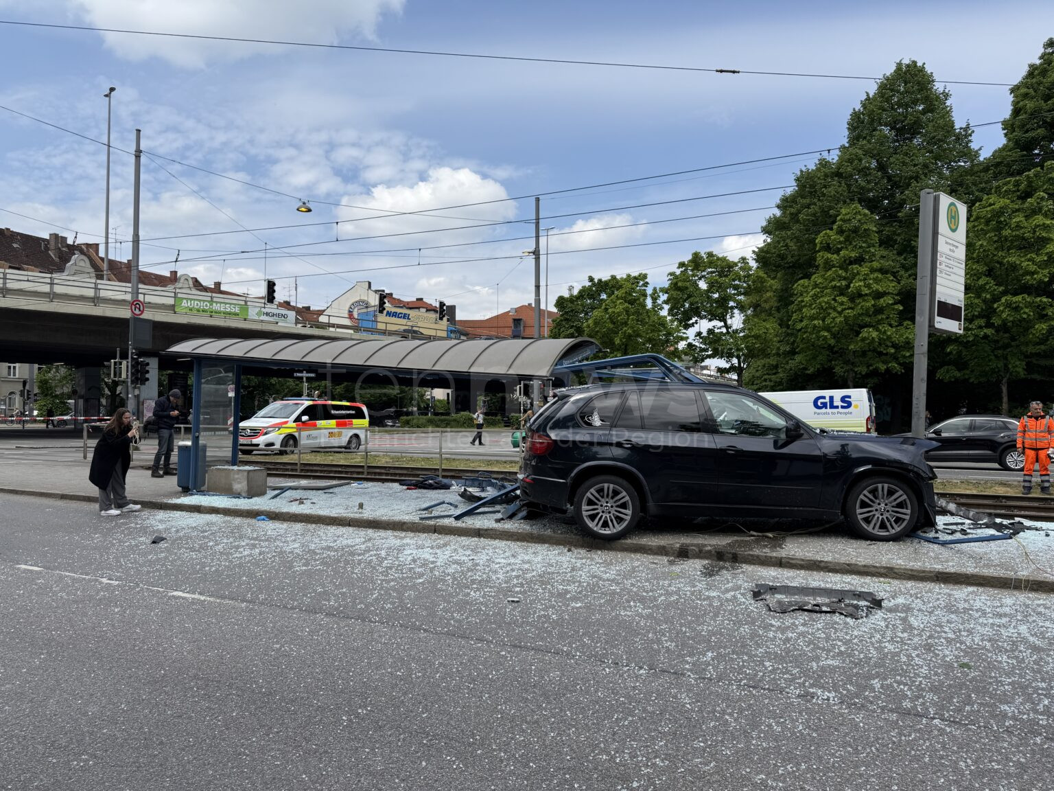 MÜNCHEN - 💥 Schwerer Crash mit Auto in Trambahnhäuschen am Dienstag (07.05.2025)! Sieben Menschen verletzt, davon drei schwer - Arnulfstraße musste gesperrt werden! 🚑
