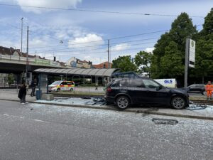 MÜNCHEN - 💥 Schwerer Crash mit Auto in Trambahnhäuschen am Dienstag (07.05.2025)! Sieben Menschen verletzt, davon drei schwer - Arnulfstraße musste gesperrt werden! 🚑