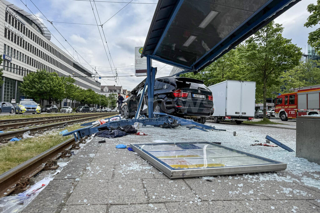 MÜNCHEN – 🚨 Unfall an Tram-Haltestelle: 22-Jährige stirbt am Dienstag (13.05.2025) nach Horror-Crash mit sieben Verletzten! 🕯