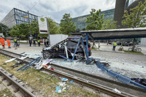 MÜNCHEN – 🚨 Unfall an Tram-Haltestelle: 22-Jährige stirbt am Dienstag (13.05.2025) nach Horror-Crash mit sieben Verletzten! 🕯️