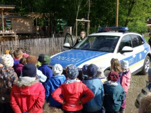 TITTMONING - 👮‍♀️ Polizeibesuch in vier Kindergärten am Mittwoch (07.05.2025)! Traunreuter Polizistin begeisterte 170 Kinder und verteilte Warnwesten an Vorschulkinder für sicheren Schulweg! 🚸