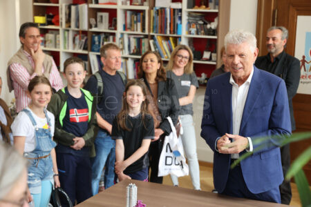 MÜNCHEN - 🏛️ Großer Andrang beim Tag der offenen Tür im Rathaus am Samstag (03.05.2025)! 22.000 Besucher erkunden Amtszimmer, Meisterbalkon und Rathausturm. OB Reiter im Gespräch mit 400 Bürgern! 🗣️