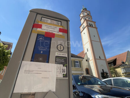 SCHROBENHAUSEN - 🅿️ Ende des kostenlosen Parkens! Seit Mittwoch (30.04.2025) Parkscheinautomaten nach Hochwasserschäden wieder in Betrieb. E-Autos mit E-Kennzeichen parken bis zu 3 Stunden gratis! 🚗