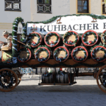SCHROBENHAUSEN - Donnerstag (15.05.2025): Mit Bieranstich, Blasmusik und Feuerwerk startet das Volksfest Schrobenhausen – inklusive Freibier, Festzug und DJs 🍺
