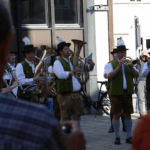 SCHROBENHAUSEN - Donnerstag (15.05.2025): Mit Bieranstich, Blasmusik und Feuerwerk startet das Volksfest Schrobenhausen – inklusive Freibier, Festzug und DJs 🍺