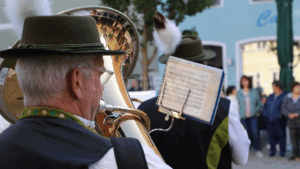 SCHROBENHAUSEN - Donnerstag (15.05.2025): Mit Bieranstich, Blasmusik und Feuerwerk startet das Volksfest Schrobenhausen – inklusive Freibier, Festzug und DJs 🍺