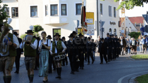 SCHROBENHAUSEN - Donnerstag (15.05.2025): Mit Bieranstich, Blasmusik und Feuerwerk startet das Volksfest Schrobenhausen – inklusive Freibier, Festzug und DJs 🍺