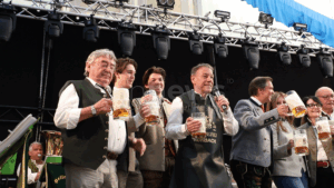 SCHROBENHAUSEN - Donnerstag (15.05.2025): Mit Bieranstich, Blasmusik und Feuerwerk startet das Volksfest Schrobenhausen – inklusive Freibier, Festzug und DJs 🍺