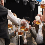 SCHROBENHAUSEN - Donnerstag (15.05.2025): Mit Bieranstich, Blasmusik und Feuerwerk startet das Volksfest Schrobenhausen – inklusive Freibier, Festzug und DJs 🍺