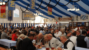 SCHROBENHAUSEN - Donnerstag (15.05.2025): Mit Bieranstich, Blasmusik und Feuerwerk startet das Volksfest Schrobenhausen – inklusive Freibier, Festzug und DJs 🍺