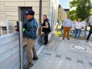 SCHROBENHAUSEN - 🌊 Verwaltungsgebäude am Donnerstag (09.05.2025) mit innovativem Hochwasserschutz ausgestattet! Vorsitzender Lengler präsentiert System, das binnen 35 Minuten kompletten Schutz bietet. 🏢