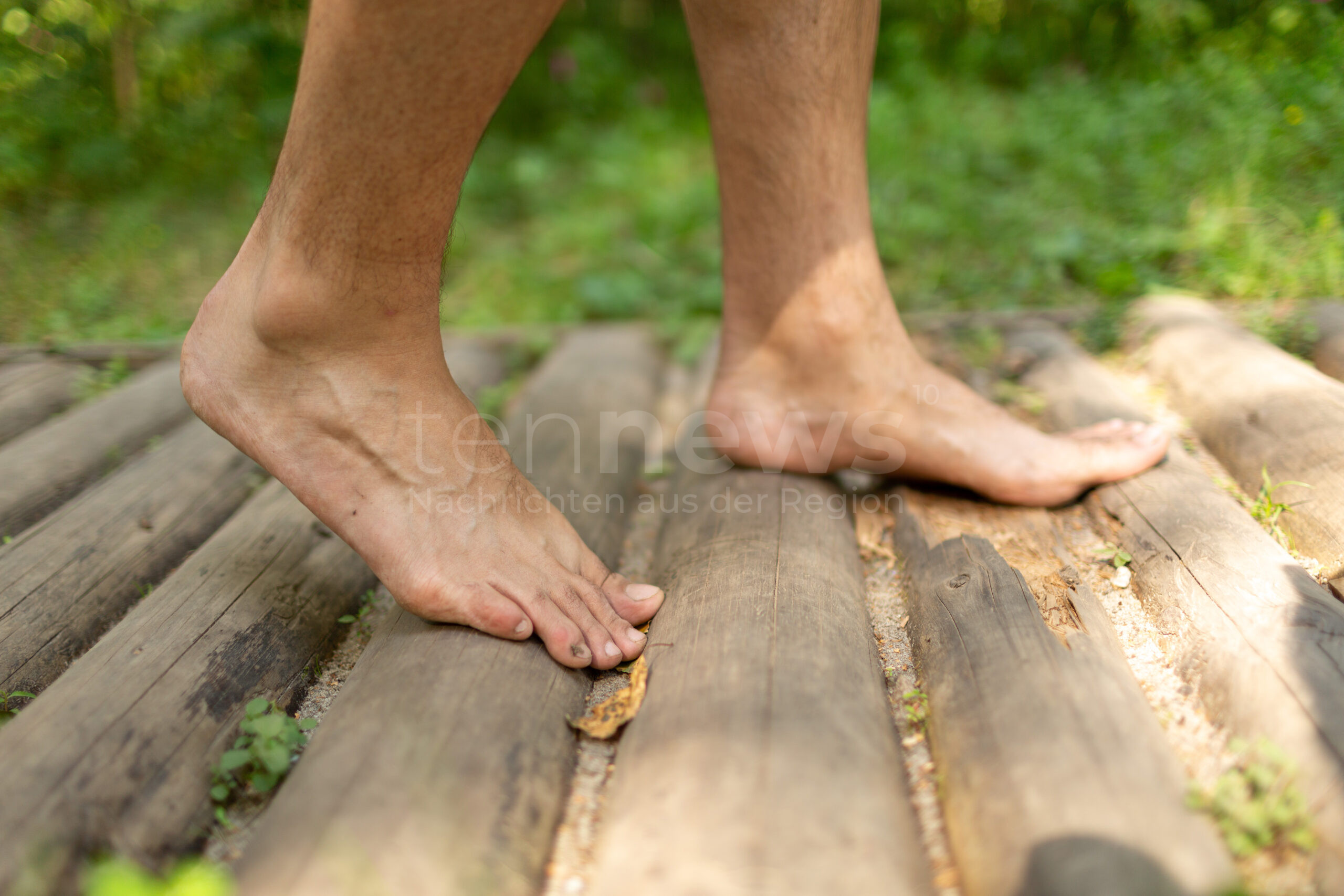 👣 🌱 Barfußlaufen im Frühling belebt Körper und Geist! Entdecken Sie die gesundheitlichen Vorteile, mögliche Risiken und praktische Tipps für ein sicheres Barfußerlebnis in der Natur.