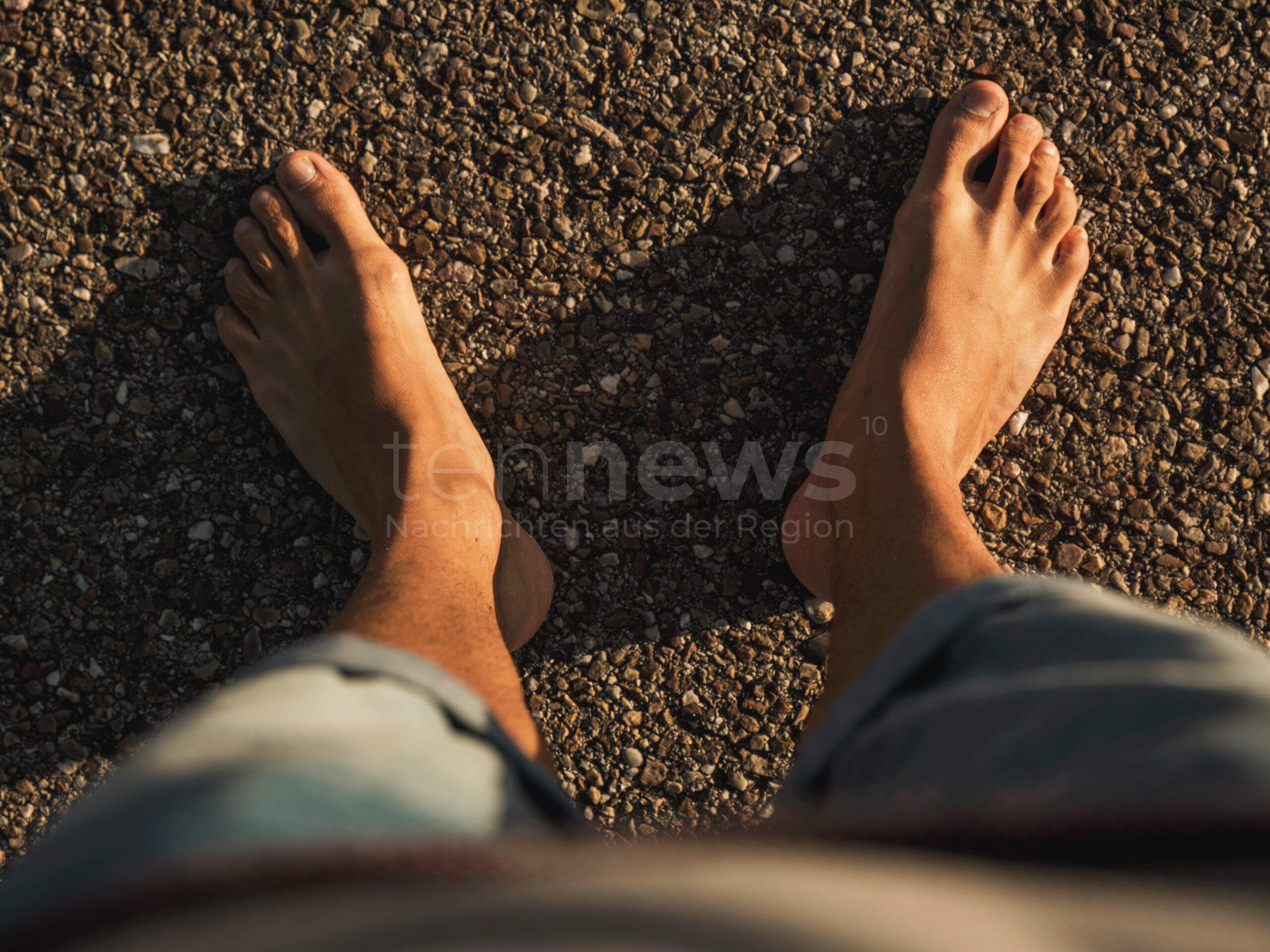 👣 🌱 Barfußlaufen im Frühling belebt Körper und Geist! Entdecken Sie die gesundheitlichen Vorteile, mögliche Risiken und praktische Tipps für ein sicheres Barfußerlebnis in der Natur.