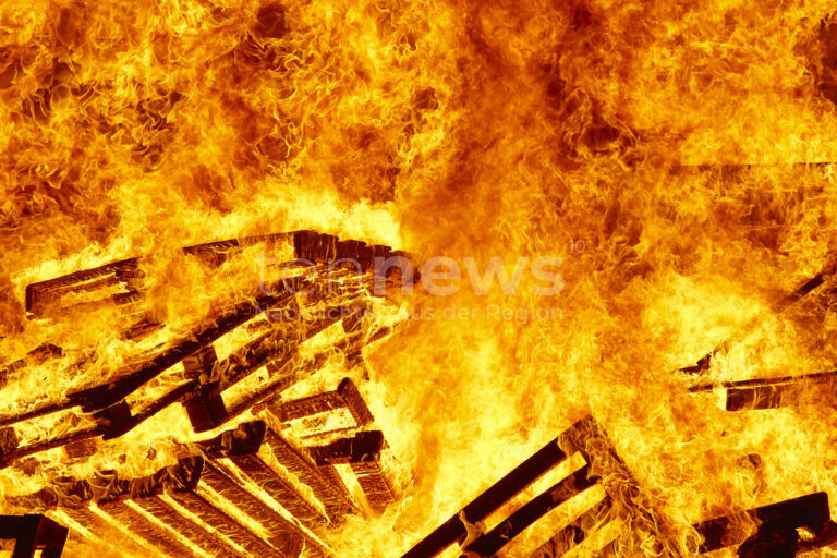 ALTMANNSTEIN – 🔥 Lagerholz brennt lichterloh am Samstag (23.08.2025): Kripo vermutet Brandstiftung, 7000 Euro Schaden – Zeugen gesucht. 🚨