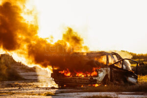 WEMDING - 🔥 Auto brennt am Mittwoch (07.05.2025) in Waldstück – 25.000 Euro Schaden, Polizei prüft Brandstiftung und bittet um Hinweise 🚓