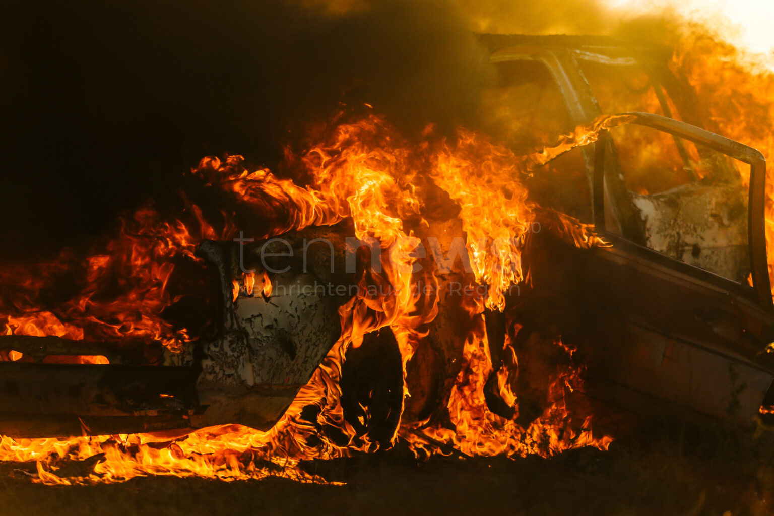 REICHERTSHAUSEN - 🔥 Bauwagen brennt am Mittwoch (28.05.2025) vollständig aus – Feuerwehren im Einsatz, 10.000 € Schaden – Ursache unklar! 🚒