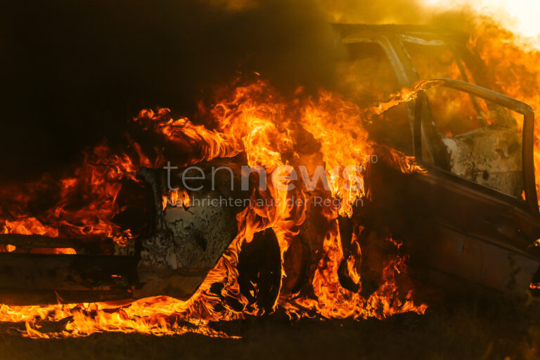 REICHERTSHAUSEN - 🔥 Bauwagen brennt am Mittwoch (28.05.2025) vollständig aus – Feuerwehren im Einsatz, 10.000 € Schaden – Ursache unklar! 🚒