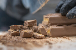 AUGSBURG-HOCHFELD - 🍫 Unbekannter legt Hund am Mittwoch (07.05.2025) erneut Schokolade hin – Polizei ermittelt wegen Tierschutzverstoß 🚔