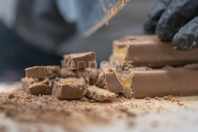 AUGSBURG-HOCHFELD - 🍫 Unbekannter legt Hund am Mittwoch (07.05.2025) erneut Schokolade hin – Polizei ermittelt wegen Tierschutzverstoß 🚔