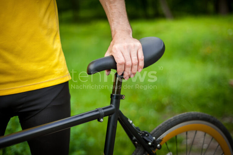 MANCHING - 🚲 Trunkenheit am Sonntag (18.05.2025): Polizei stoppte 45-jährigen Fahrradfahrer mit über 2 Promille! Unsichere Fahrweise führte zur Kontrolle, Anzeige folgte! 🍺