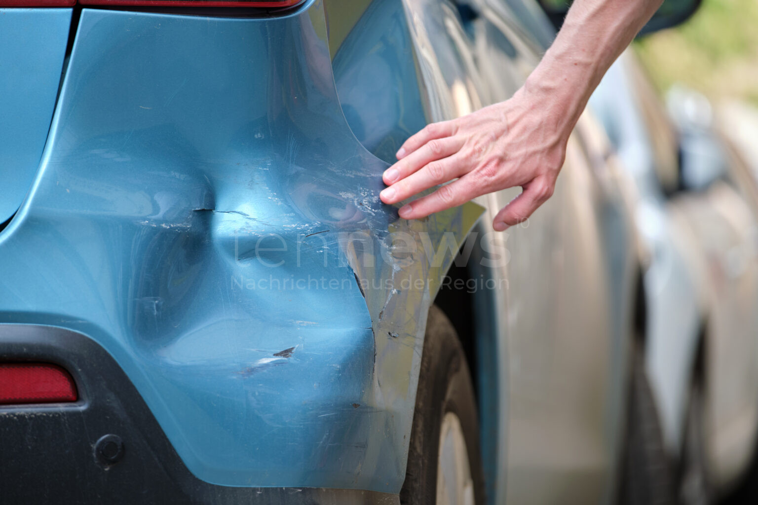 AICHACH-UNTERSCHNEITBACH - 💥 Unfallflucht auf Gaststätten-Parkplatz am Donnerstag (09.05.2025)! Blauer Audi Q5 an hinterer rechter Seite angefahren - 1.500 Euro Schaden, Verursacher flüchtig! 🚗