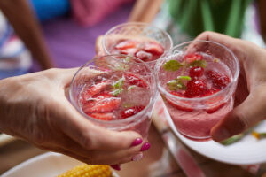 🍹 🌿 Maibowle selbst zubereiten leicht gemacht! Entdecken Sie das klassische Rezept des aromatischen Frühlingsgetränks und erfahren Sie alle Tricks für den perfekten Waldmeister-Geschmack.