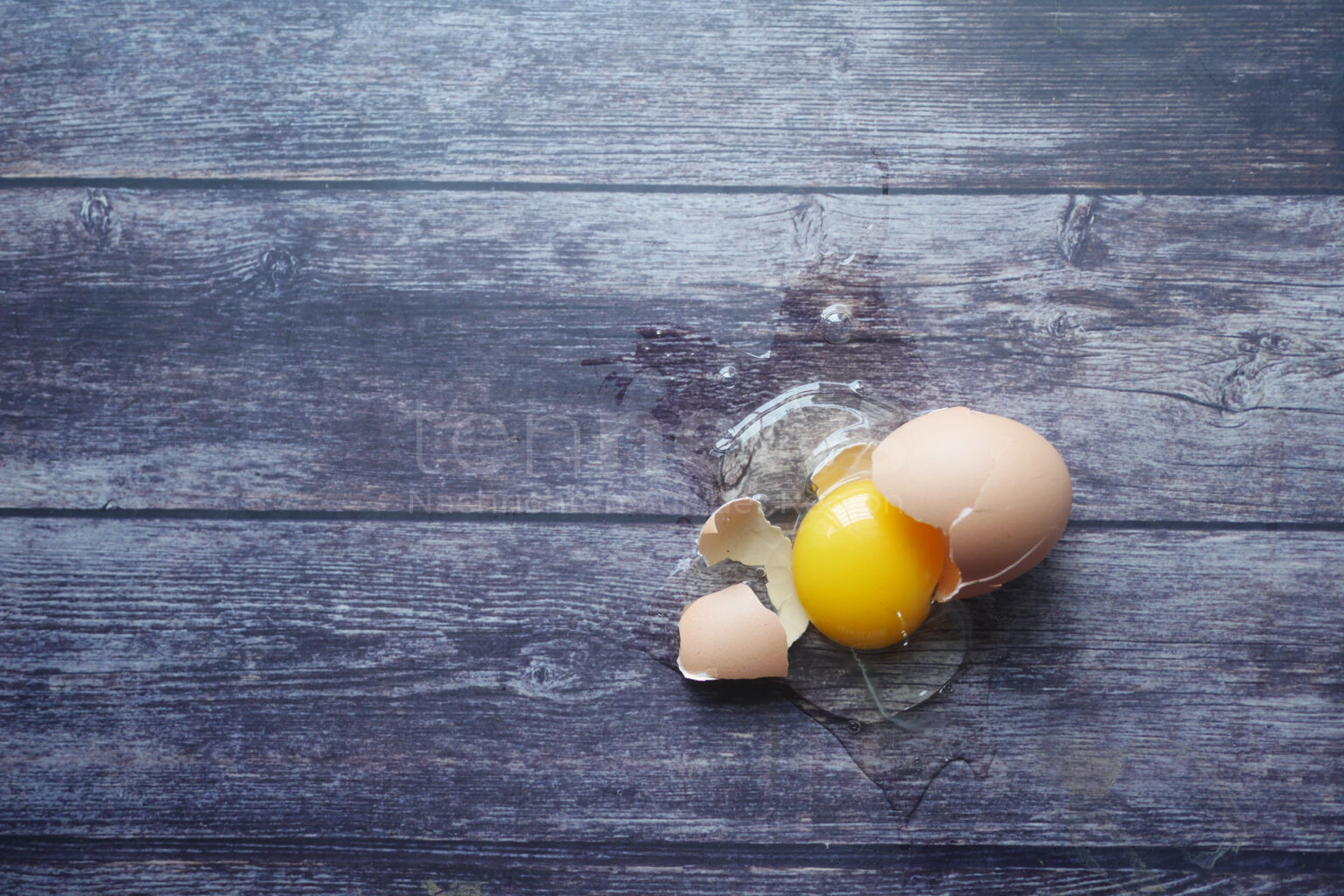 MÖNCHSDEGGINGEN – Unbekannte bewerfen Haus in der Nacht auf Donnerstag (01.05.2025) mit Eier in der Freinacht. Polizei bittet um Hinweise zur Tat. 🥚🏠