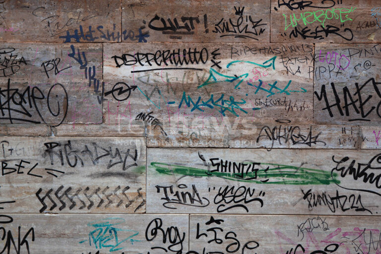 NÖRDLINGEN – Graffiti-Schmierereien in der Nacht auf Donnerstag (01.05.2025) an Schulgebäude: Polizei bittet um Hinweise zu Sachbeschädigung . 🎨🚨