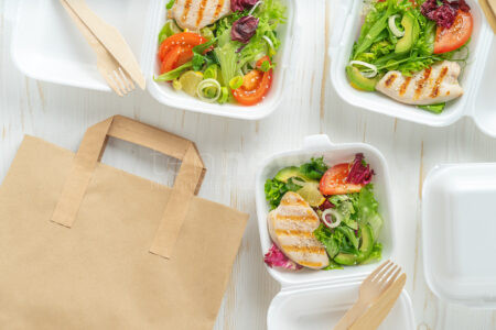 MÜNCHEN - 🍱 Wirtschaftsminister Aiwanger hat sich am Dienstag (13.05.2025) deutlich gegen eine kommunale Verpackungssteuer in Bayern ausgesprochen. 👝