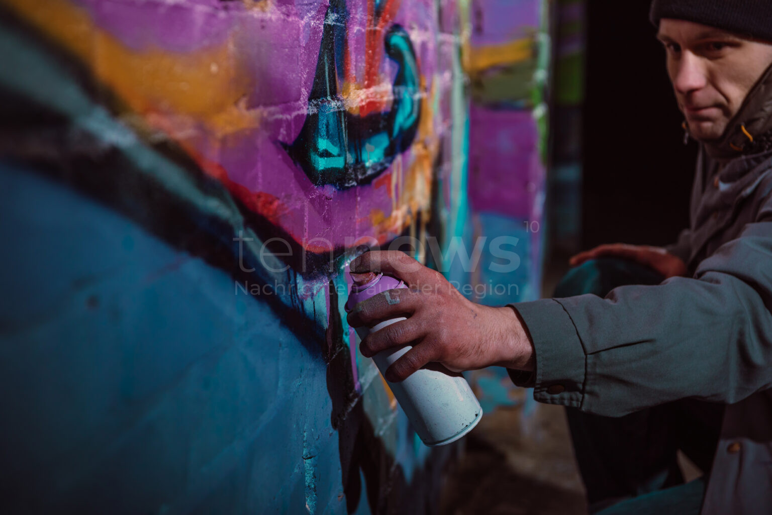 AUGSBURG - Zahlreiche neue Graffiti-Schäden in der Innenstadt festgestellt, oft mit politischen Botschaften – Polizei bittet um Hinweise. 🎨🕵️‍♂️