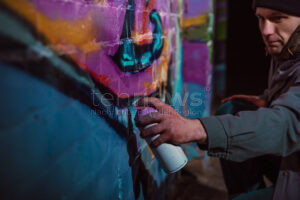 AUGSBURG - Zahlreiche neue Graffiti-Schäden in der Innenstadt festgestellt, oft mit politischen Botschaften – Polizei bittet um Hinweise. 🎨🕵️‍♂️