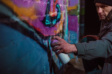 AUGSBURG - Zahlreiche neue Graffiti-Schäden in der Innenstadt festgestellt, oft mit politischen Botschaften – Polizei bittet um Hinweise. 🎨🕵️‍♂️