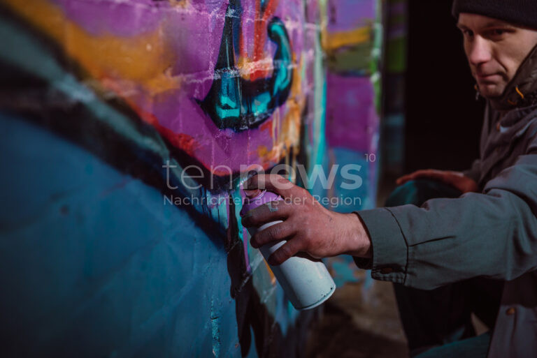 AUGSBURG - Zahlreiche neue Graffiti-Schäden in der Innenstadt festgestellt, oft mit politischen Botschaften – Polizei bittet um Hinweise. 🎨🕵‍♂