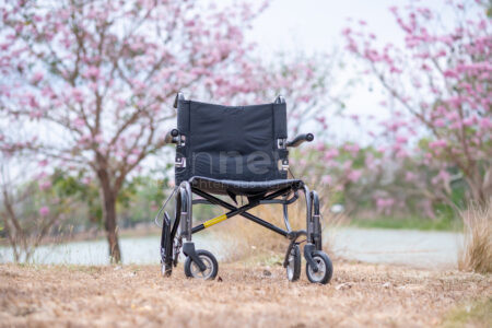 ALTMANNSTEIN - ♿ Dreister Diebstahl in der Bahnhofstraße am Dienstag (29.04.2025)! Rollstuhl im Wert von 3.000 Euro aus Kofferraum gefallen und mitgenommen. Polizei Beilngries sucht Zeugen! 🔍