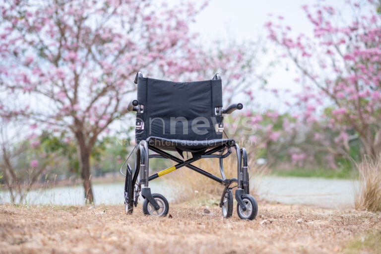 ALTMANNSTEIN - ♿ Dreister Diebstahl in der Bahnhofstraße am Dienstag (29.04.2025)! Rollstuhl im Wert von 3.000 Euro aus Kofferraum gefallen und mitgenommen. Polizei Beilngries sucht Zeugen! 🔍