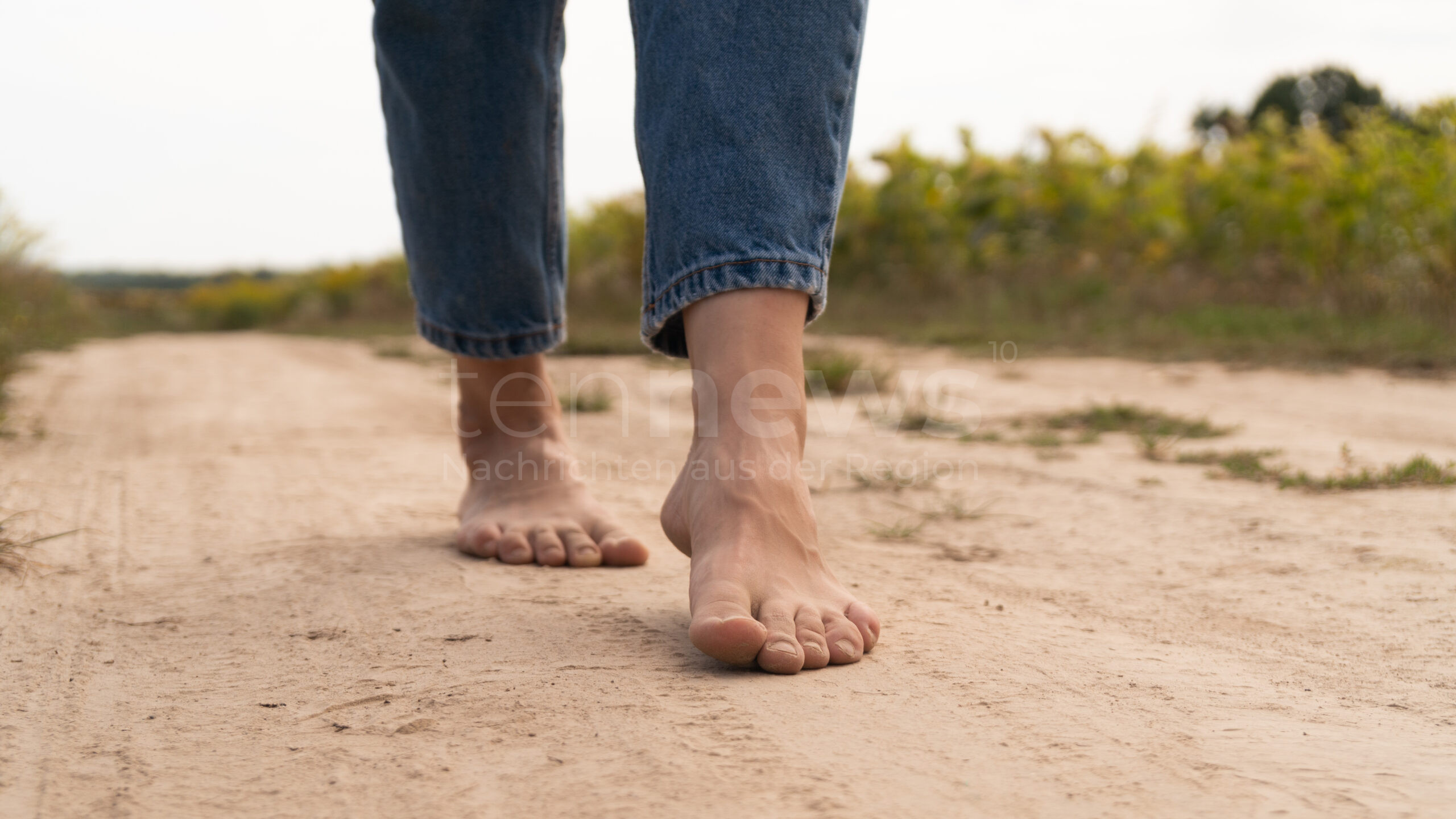 👣 🌱 Barfußlaufen im Frühling belebt Körper und Geist! Entdecken Sie die gesundheitlichen Vorteile, mögliche Risiken und praktische Tipps für ein sicheres Barfußerlebnis in der Natur.