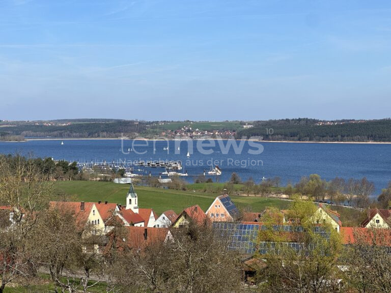 WEISSENBURG - Freitag (20.06.2026): Ein aggressiver Waller verletzt am Brombachsee fünf Menschen. Die Polizei erschießt den über zwei Meter langen Fisch. 🐟🛑