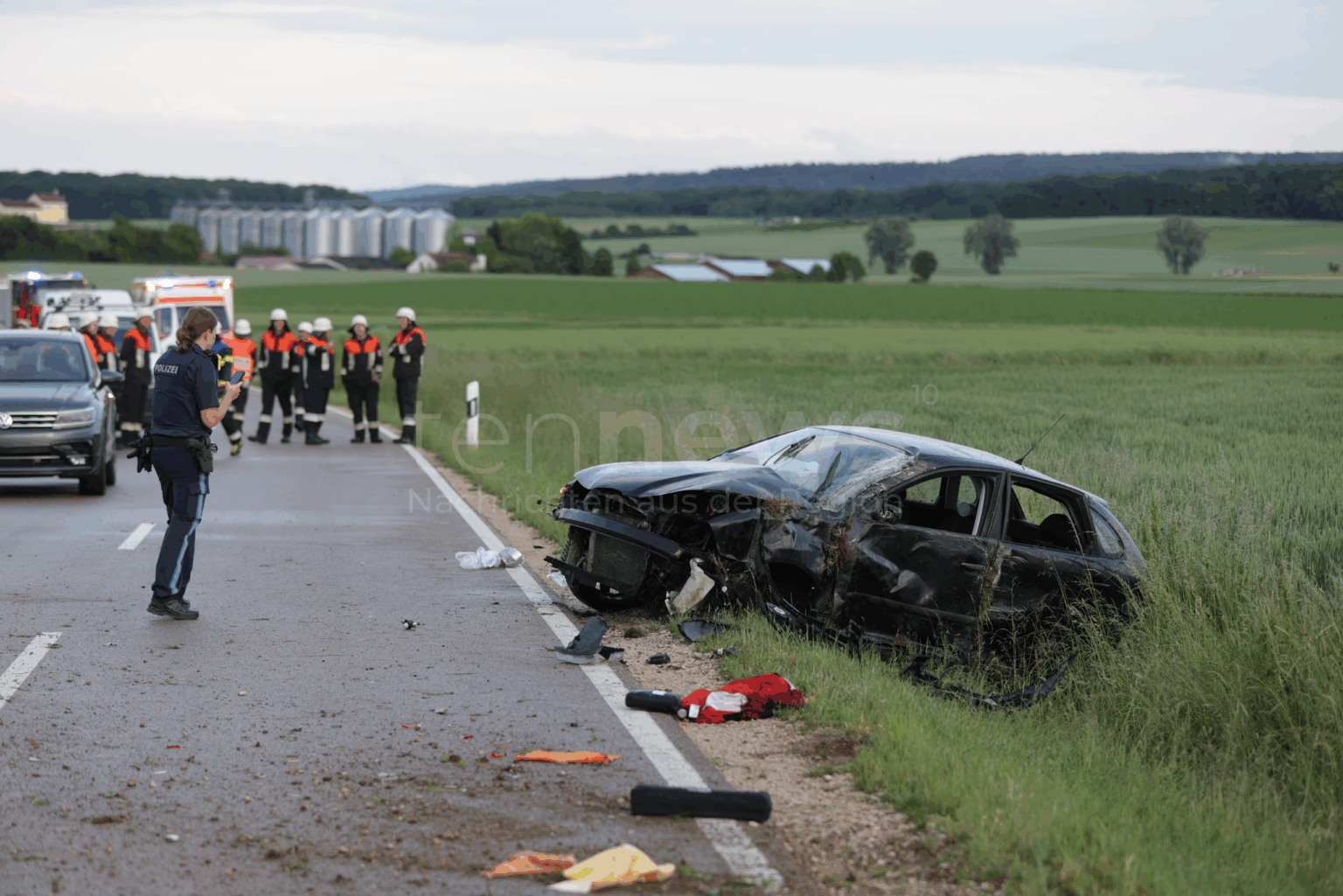 WUG26 BEI DITTENHEIM - Ersthelfer handelt nach Unfall am Freitag (06.06.2025) schnell und befreit Fahrer aus Auto. Verletzter kommt ins Krankenhaus. 🚗💥